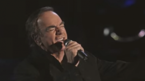 Neil Diamond Performs “Play Me” Live In NYC | Society Of Rock Videos