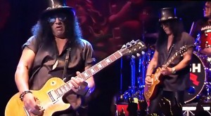 What Slash Does With This Acoustic “Sweet Child O’ Mine” Version In This Performance Will Blow Your Mind!
