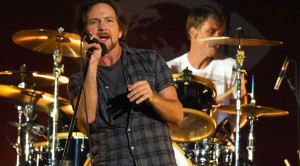 Pearl Jam Covered Pink Floyd’s “Comfortably Numb” In A Rainstorm, And It Was Spectacular
