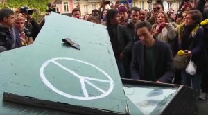 Man Plays “Imagine” Outside Paris Attack Site – And It’ll Move You To Tears