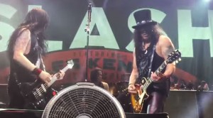 Slash Plays Tribute To Lemmy of Motorhead With Hit Song