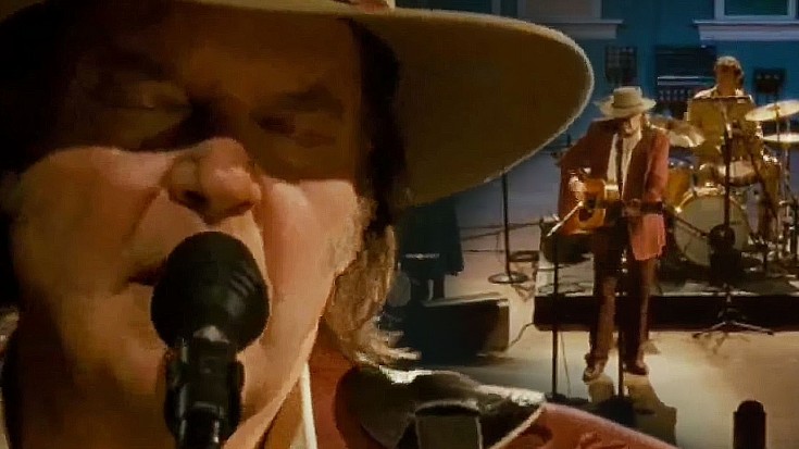 Neil Young Brings Crowd To Its Feet With Unbelievable “Old Man” Performance | Society Of Rock Videos