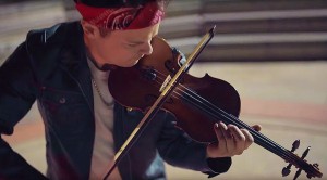 AC/DC Fan Picks Up Violin, And You Won’t Believe What He Does With “Thunderstruck”