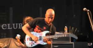 Tom Morello Uses Teeth For Insane Guitar Solo!