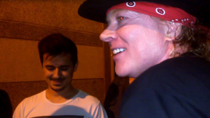 CAUGHT ON CAMERA: Axl Chats With Fans, Gives MAJOR Hint As To Guns N’ Roses’ Future | Society Of Rock Videos