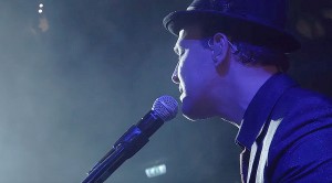 Gavin DeGraw Leaves His Heart On The Stage In Stunning Intimate Take On “Spell It Out”