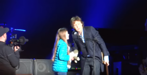 Paul McCartney Sees Little Girl With a Sign – When She Comes On Stage, She Leaves Everyone Speechless