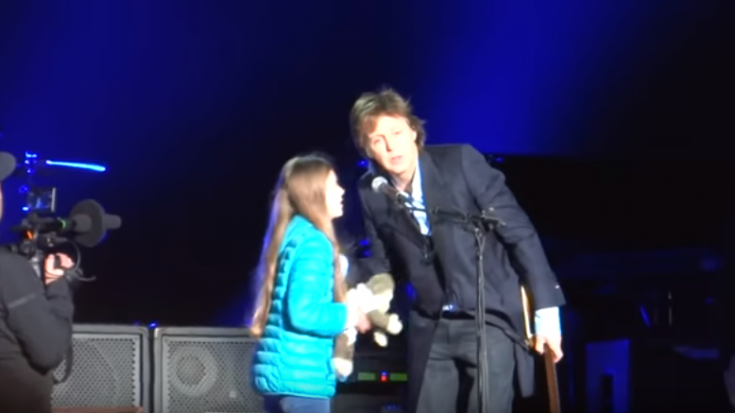Paul McCartney Sees Little Girl With a Sign – When She Comes On Stage, She Leaves Everyone Speechless | Society Of Rock Videos
