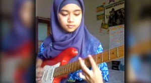 Tiny Rock Fan Plugs In Guitar – Trust Us, You’re Not Ready For What She Does Next!