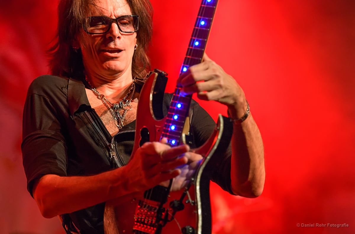 Стив Вэй гитарист. Steve vai 2001. Steve vai 1999. Стив Вэй фото.