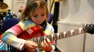 She’s Only 7, But Smashes “Sweet Child ‘O Mine” Like a Pro On Guitar