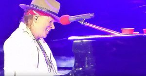 Axl Rose Has Piano Trouble During ‘November Rain’ And Laughs It Off Like A Champ