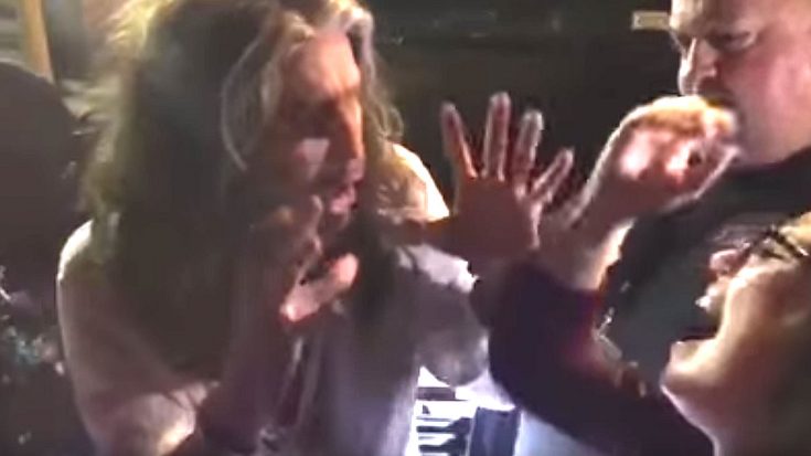 Steven Tyler Is Stopped By 14-Year-Old Fan In Parking Lot | Immediately Joins Her For Impromptu Duet | Society Of Rock Videos