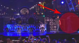 David Lee Roth Injures Himself On Stage | Crowd Is Stunned How He Finished The Show!