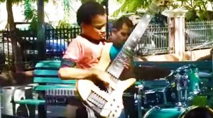 Young Street Performer Showcases Incredible Bass Skills—Everyone Immediately Starts Filming