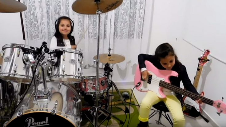 Two 7-Year-Old Twin-Sisters Nail This Cover Of Pink Floyd’s ‘Another Brick In The Wall’! | Society Of Rock Videos