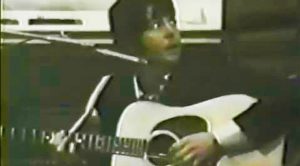 Rare Footage Shows Paul McCartney Recording “Blackbird” In The Studio In 1968!