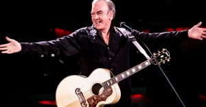 Neil Diamond Is Celebrating 50 Years On Stage With A Massive 50th Anniversary World Tour