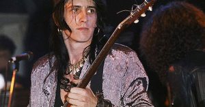 Christmas Came Early – Hear Izzy Stradlin’s Easy, Breezy Cover Of J.J. Cale’s “Call Me The Breeze”