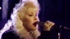 Stevie Nicks’ Euphoric Cover Of “Silent Night” Will Surely Give You Goosebumps…
