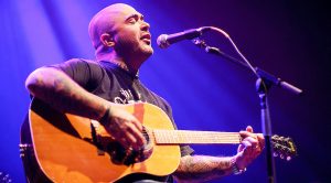 Caught On Camera: Aaron Lewis Serenades Crowd With Mesmerizing, Acoustic Take On Journey’s ‘Open Arms’