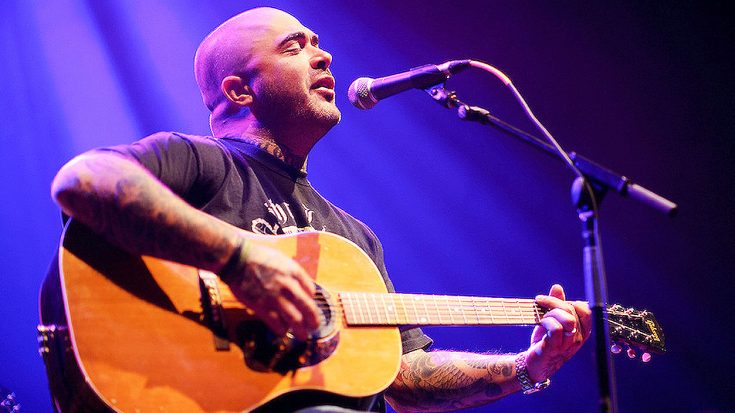 Caught On Camera: Aaron Lewis Serenades Crowd With Mesmerizing, Acoustic Take On Journey’s ‘Open Arms’ | Society Of Rock Videos