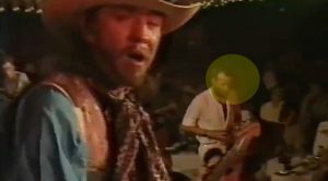 Stevie Ray Vaughan’s Reaction To This Fan Interrupting Him Mid-Solo Is Absolutely Priceless