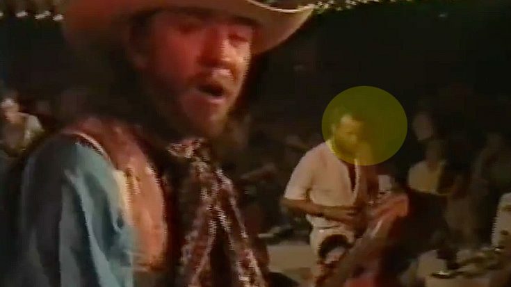 Stevie Ray Vaughan’s Reaction To This Fan Interrupting Him Mid-Solo Is Absolutely Priceless | Society Of Rock Videos