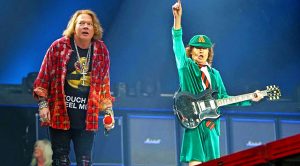 Guns N’ Roses Surprise Sydney Crowd And Invite Angus Young On Stage For Epic, Unforgettable Duet!