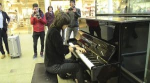 She Starts Playing “Bohemian Rhapsody” On Elton John’s Old Piano – People Immediately Start Filming