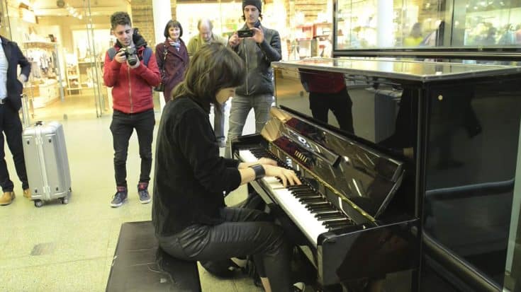 She Starts Playing “Bohemian Rhapsody” On Elton John’s Old Piano – People Immediately Start Filming | Society Of Rock Videos