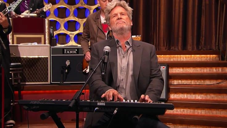 Jeff Bridges Revisits The Big Lebowski Days With Surprise Performance Of “The Man In Me”! | Society Of Rock Videos