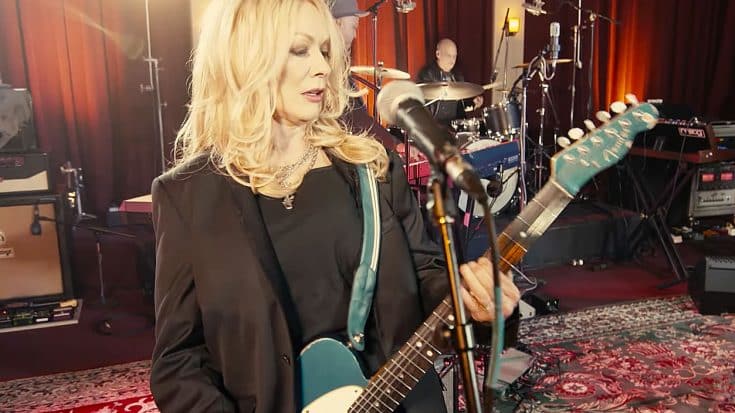 Heart May Be On Hold, But Nancy Wilson Is ‘Not Giving Up’ And Her New Roadcase Royale Song Proves It