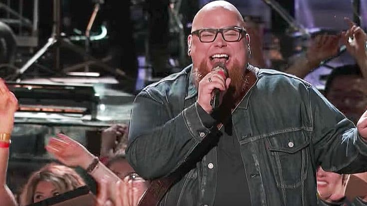 Voice Contestant Enters Crowd Area Singing An Epic Cover Of “Takin’ It To The Streets”! | Society Of Rock Videos