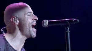 Chris Daughtry Covers “In The Air Tonight” On Stage