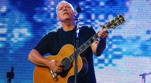 David Gilmour Brings Crowd To Tears With Chilling Acoustic Performance of ‘Shine On You Crazy Diamond’!