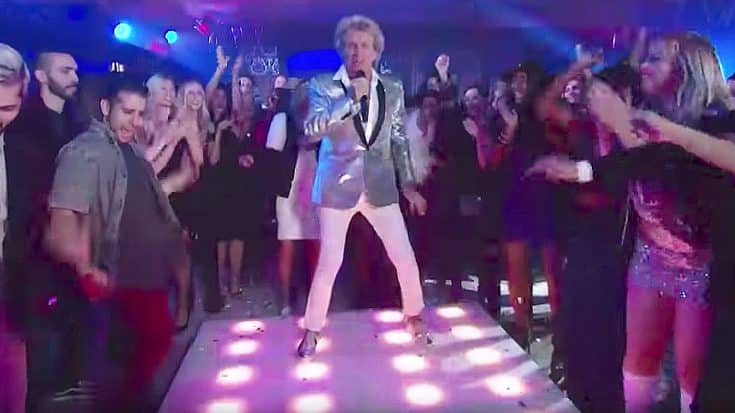 Rod Stewart Sang “Da Ya Think I’m Sexy” And Stole Everyone’s Thunder On Last Night’s VMA’s | Society Of Rock Videos