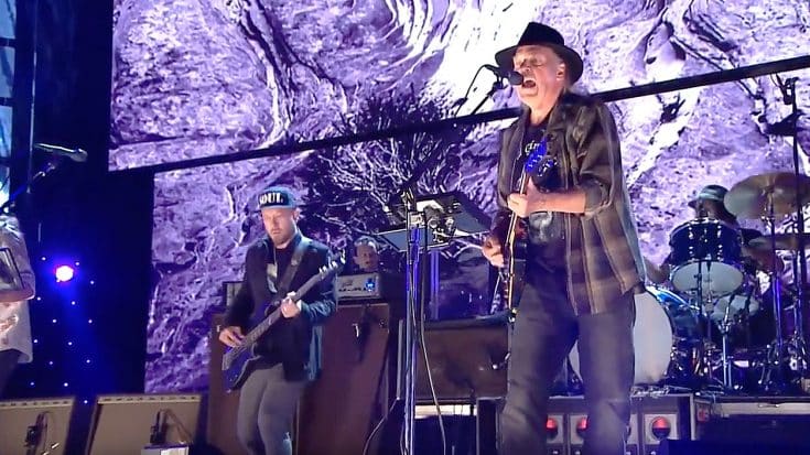 Neil Young Made His Triumphant Return To The Stage And Went Full Throttle With A Remarkable Set! | Society Of Rock Videos