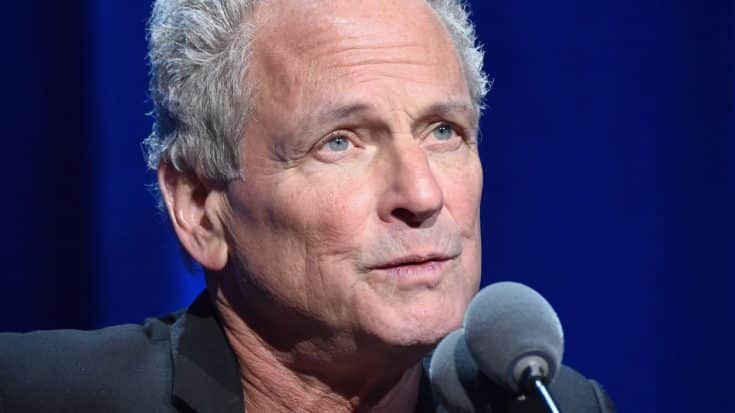 Lindsey Buckingham Breaks His Silence Just One Month After Being Fired From Fleetwood Mac | Society Of Rock Videos