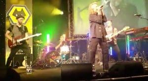 Robert Plant Crashes Party – Joins Band To Sing “Whole Lotta Love”