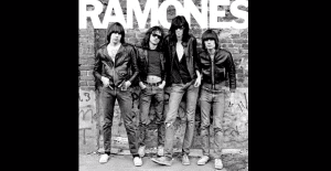 7 Debut Singles Of The ’70s That Conquered The Decade