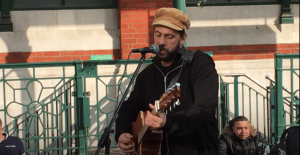 Busker Gives Magic To London Streets With ‘While My Guitar Gently Weeps’