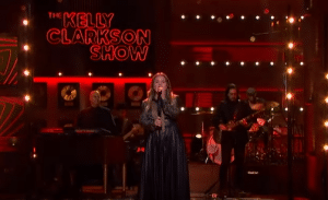 Kelly Clarkson Proves She Can Sing Anything ‘Dude (Looks Like A Lady)’ Cover