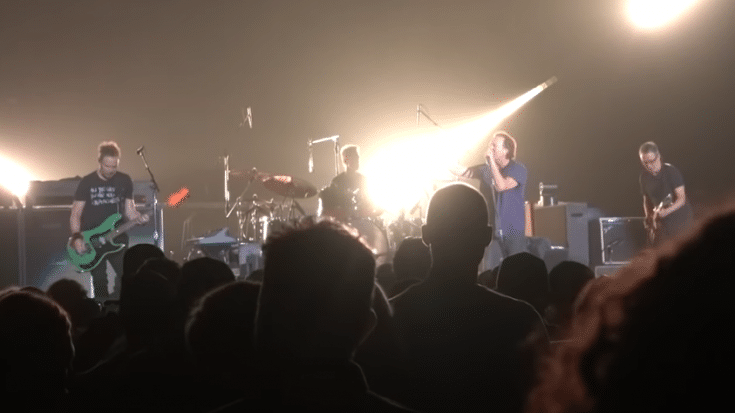 Eddie Vedder Pays Tribute To Taylor Hawkins In First Pearl Jam Show | Society Of Rock Videos