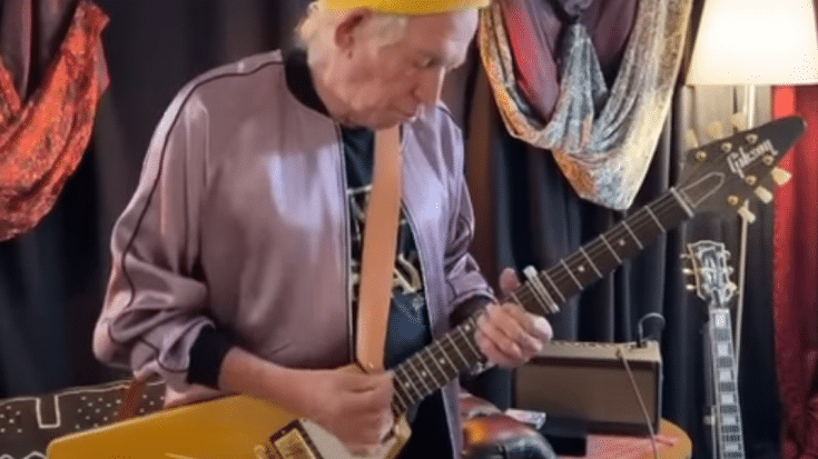 Watch Keith Richards Just Having A Time Warming Up Backstage | Society Of Rock Videos