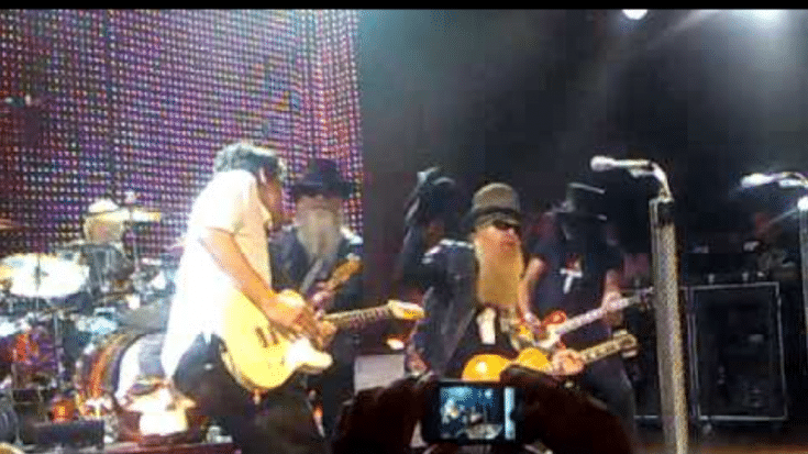 Watch The Ultimate Blues Guitar Battle: Slash vs John Mayer — You Be the Judge! | Society Of Rock Videos
