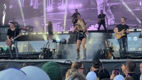 Country Star Carrie Underwood Covers Led Zeppelin’s “Rock N Roll” On Stage | Society Of Rock Videos