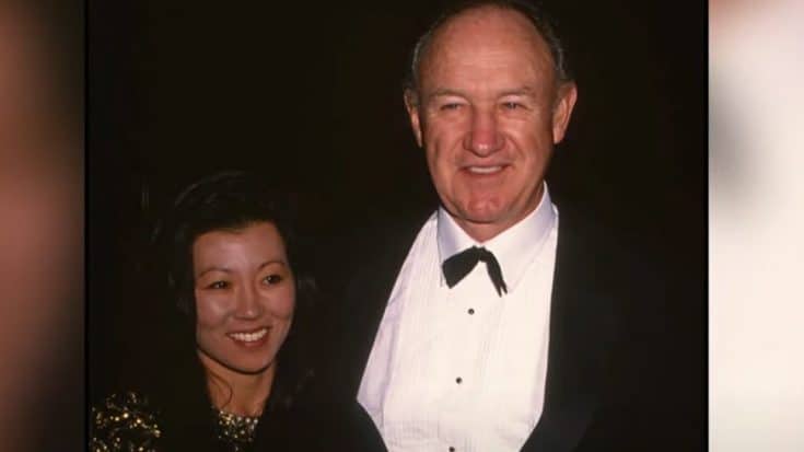 Gene Hackman with his wife Betsy Arakawa posing in an awards night smiling.