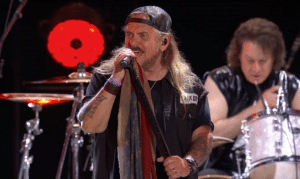 7 Classic Rock Bands That Still Playing Music with One or No Original Members