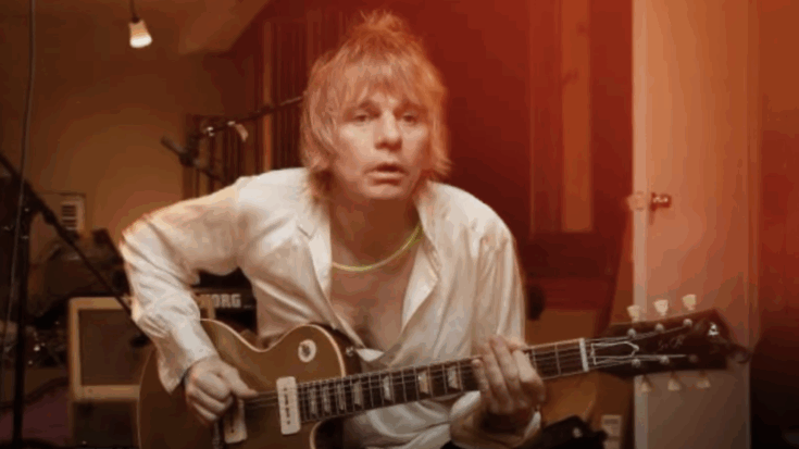 Zak Starkey playing a gibson les paul guitar